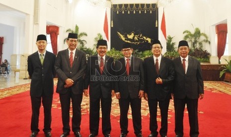  Presiden Joko Widodo melantik menteri kabinet baru hasil reshuffle di Istana Negara, Jakarta, Rabu (12/8).   (Republika/Edwin Dwi Putranto)