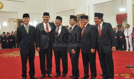  Presiden Joko Widodo melantik menteri kabinet baru hasil reshuffle di Istana Negara, Jakarta, Rabu (12/8).   (Republika/Edwin Dwi Putranto)