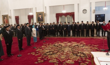 Presiden Joko Widodo melantik para komisioner KPU dan anggota Bawaslu terpilih dalam pelantikan Komisioner KPU dan Anggota Bawaslu di Istana Negara, Jakarta, Selasa (11/4). 