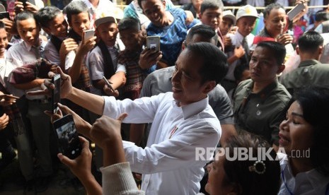 Presiden Joko Widodo melayani ajakan swafoto warga saat meninjau Pasar Onan Baru di Samosir, Sumut (ilustrasi)