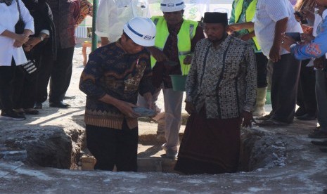 Presiden Joko Widodo meletakkan batu pertama sebagai tanda dimulainya pembangunan kembali atau rekonstruksi Masjid At Taqarrub di Trienggadeng, Pidie Jaya, Kamis (15/12). 