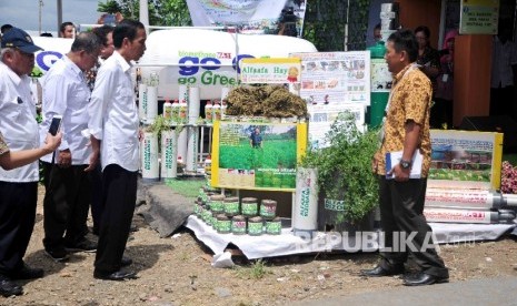   Presiden Joko Widodo melihat salah satu stan produk pertanian saat peluncuran Program Sinergi Aksi untuk Ekonomi Rakyat di Desa Larangan, Kecamatan Larangan, Brebes, Jawa Tengah, Senin, (11/4).  (Republika/Agung Supriyanto)