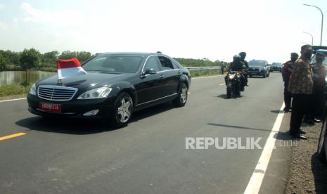 Presiden Joko Widodo melintas dengan kendaraan dinasnya di Jalur Lingkar Utara (Jalingkut) Brebes, Jawa Tengah, Rabu (13/4/2022). Presiden Joko Widodo bersama Menteri Pekerjaan Umum dan Perumahan Rakyat (PUPR) Basuki Hadimoeljono meresmikan Jalingkut Brebes-Tegal sepanjang 17,4 kilometer yang menjadi jalur utama untuk mengurai kemacetan di jalur Pantura pada arus mudik Lebaran mendatang. 