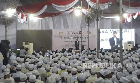 Presiden Joko Widodo meluncurkan Bank Waqaf Mikro di Pesantren Assalafi Al Fitrah, di Gresik, Jawa Timur, Jumat (9/3).