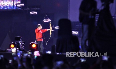   Presiden Joko Widodo memanah untuk membuka acara hitung mundur Asian Games 2018 di Monumen Nasional, Jakarta, Jumat (18/8).