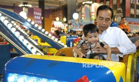 Presiden Joko Widodo bersama cucunya, Jan Ethes. 