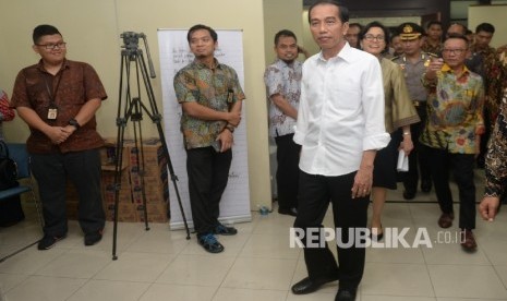 Presiden Joko Widodo memantau pelayanan penerimaan laporan daftar kekayaan wajib pajak pada hari terakhir Program Tax Amnesty di Dirjen Pajak Pusat, Jakarta, Jumat (30/9). 