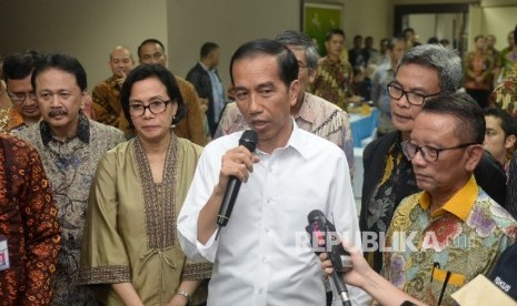 Presiden Joko Widodo memantau pelayanan penerimaan laporan daftar kekayaan wajib pajak pada hari terakhir Program Tax Amnesty di Dirjen Pajak Pusat, Jakarta, Jumat (30/9). 