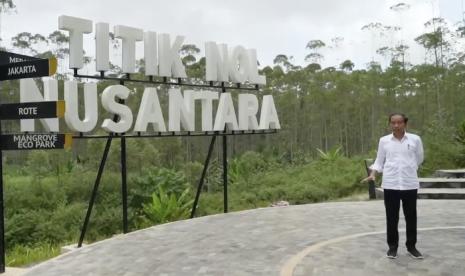 Presiden Joko Widodo memantau pembangunan infrastruktur kawasan Ibu Kota Nusantara (IKN), di Kabupaten Penajam Paser Utara, Provinsi Kalimantan Timur (ilustrasi). Menteri Lingkungan Hidup dan Kehutanan (LHK) Siti Nurbaya mengatakan pemerintah saat ini sedang berupaya membangun natural tropical rain forest atau hutan hujan tropis alami di kawasan Ibu Kota Nusantara (IKN) yang terletak di Kalimantan Timur.