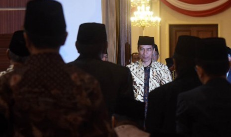  Presiden Joko Widodo memasuki area pembukaaan Munas MUI ke-9 di Grahadi, Surabaya, Jawa Timur, Selasa (25/8).  (Antara/Zabur Karuru)