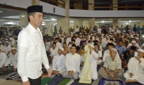 Presiden Joko Widodo memasuki masjid untuk melaksanakan shalat (Ilustrasi) 