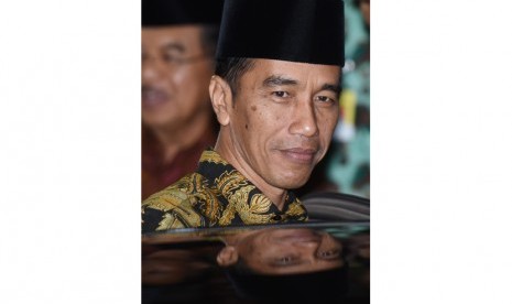  Presiden Joko Widodo memasuki mobil seusai menghadiri buka puasa bersama di Gedung KPK, Jakarta, Kamis (9/7).