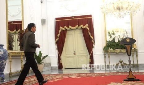 Presiden Joko Widodo memasuki ruangan konferensi pers terkait Aksi Damai 4 November di Istana Merdeka, Sabtu (5/11). 