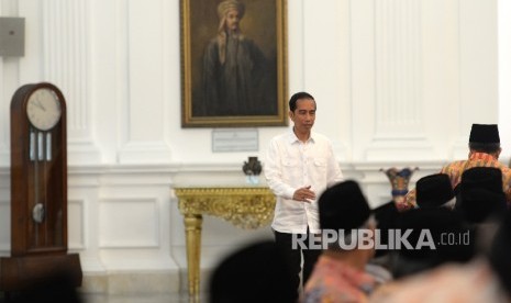 Presiden Joko Widodo memasuki ruangan untuk bertemua dengan organisasi Islam MUI, PBNU, dan Muhammadiyah di Istana Merdeka, Jakarta, Selasa (1/11). (Republika/ Wihdan)