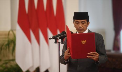 Presiden Joko Widodo membacakan sumpah saat upacara pelantikan menteri dan wakil menteri Kabinet Indonesia Maju sisa masa jabatan periode 2019-2024 di Istana Negara, Rabu (15/6/2022). Presiden Joko Widodo secara resmi melantik Menteri Perdagangan Zulkifli Hasan, Menteri ATR/BPN Hadi Tjahjanto, Wamen ATR Raja Juli Antoni, Wamendagri John Wempi Watipo dan Wamenaker Afriansyah Noor. 