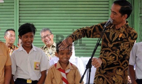 Presiden Joko Widodo saat membagikan Kartu Indonesia Pintar (KIP) 