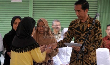  Presiden Joko Widodo membagikan Kartu Keluarga Sejahtera 