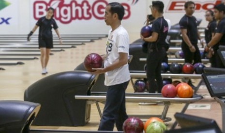 Presiden Joko Widodo membawa bola boling saat mencoba lintasan arena Jakabaring Boling Center, Palembang, Sumatra Selatan, Sabtu (14/7). Presiden Joko Widodo didampingi sejumlah menteri Kabinet Kerja mengunjungi arena boling untuk memastikan kesiapannya untuk pelaksanaan Asian Games 2018. 