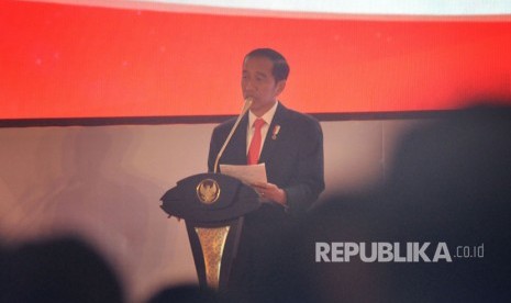 Presiden Joko Widodo memberi arahan saat menghadiri Apel Kasatwil Tahun Anggaran 2017 di Auditorium Cendrawasih Kompleks Akpol Semarang, Senin (9/10).