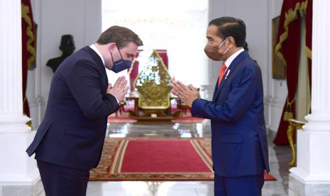 Presiden Joko Widodo memberi salam kepada Menteri Luar Negeri Serbia Nikola Selakovic saat tiba di Istana Merdeka, Jakarta, Senin (23/5/2022). Pertemuan tersebut diantaranya membahas tentang ekspor minyak sawit mentah atau crude palm oil (CPO) dari Indonesia ke Serbia yang saat ini mencapai 30 persen dari total CPO impor Serbia. 