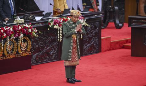 Presiden Joko Widodo memberi salam usai menyampaikan pidato kenegaraan pada Sidang Tahunan MPR dan Sidang Bersama DPR - DPD Tahun 2022 di Gedung Nusantara, Kompleks Parlemen, Senayan, Jakarta, Selasa (16/8/2022).