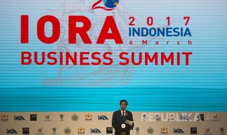 Presiden Joko Widodo memberi sambutan saat membuka  Business Summit dalam rangkaian KTT IORA ke-20 tahun 2017 di Jakarta Convention Center, Jakarta, Senin (6/3). IORA merupakan persatuan negara-negara di Pesisir Samudera Hindia