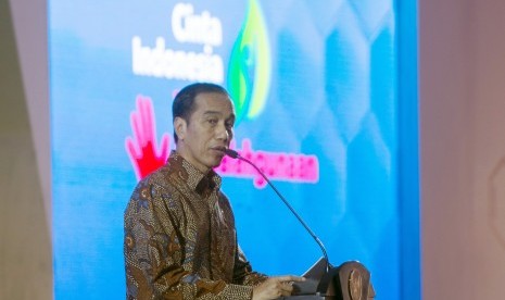 Presiden Joko Widodo memberi sambutan saat Pencanangan Aksi Nasional Pemberantasan Obat Ilegal dan Penyalahgunaan Obat di Lapangan Buperta Cibubur, Jakarta, Selasa (3/10). 