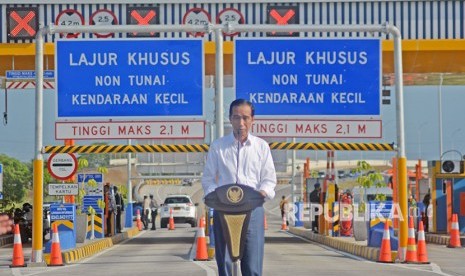 President Joko Widodo inaugurates Gempol-Pasuruan toll road section II at Pasuruan gate, East Java, Friday (June 22).