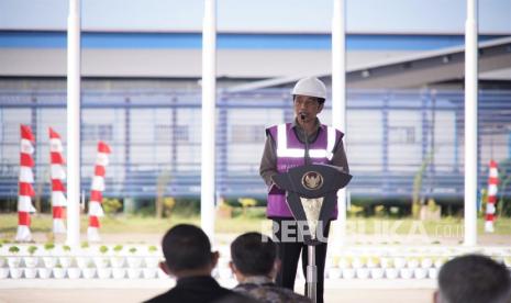 Presiden Joko Widodo memberi sambutan usai meresmikan pembangunan pabrik Smelter PT Virtue Dragon Nikel Industri (VDNI) di Kecamatan Morosi, Kabupaten Konawe, Sulawesi Tenggara, Senin (27/12/2021). Pembangunan smelter milik PT. VDNI merupakan bagian dari Proyek Strategis Nasional (PSN) dengan nilai investasi di kawasan tersebut mencapai Rp47 triliun dan sampai saat ini telah menyerap tenaga kerja sebanyak 16.515 orang.