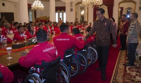 Presiden Joko Widodo memberi selamat kepada atlet yang telah berlaga dalam ajang ASEAN Paragames 2017 di Istana Negara, Jakarta, Senin (2/10). 