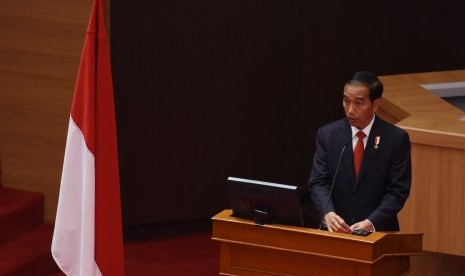 Presiden Joko Widodo memberikan arahan dalam rapat pimpinan TNI di Mabes TNI, Cilangkap, Jakarta, Senin (16/1). 