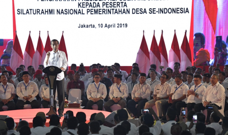 Presiden Joko Widodo memberikan arahan dalam Silaturahmi Nasional Pemerintahan Desa se-Indonesia di Jakarta, Rabu (10/4/2019). Presiden Joko Widodo berkomitmen mengalokasikan dana operasional untuk kepala desa dan akan menyederhanakan format laporan pertanggung jawaban dana desa.  