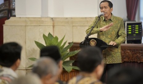 Presiden Joko Widodo memberikan arahan kepada kepala daerah dalam acara peresmian penutupan Musyawarah Rencana Pengembangan Nasional (Musrenbangnas) Tahun 2016 di Istana Negara, Jakarta, Rabu (11/5). 