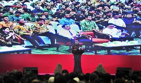 Presiden Joko Widodo memberikan arahan kepada pemimpin lembaga tinggi negara dalam Rakornas Pemantapan Pelaksanaan Pilkada Serentak 2015 di Eco Park Ancol, Jakarta, Kamis (12/11).