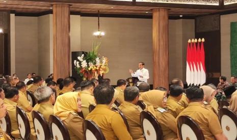 Presiden Joko Widodo memberikan arahan kepada ratusan kepala daerah di Istana Negara IKN, Kalimantan Timur, Selasa (13/8/2024). (ANTARA/Mentari Dwi Gayati)