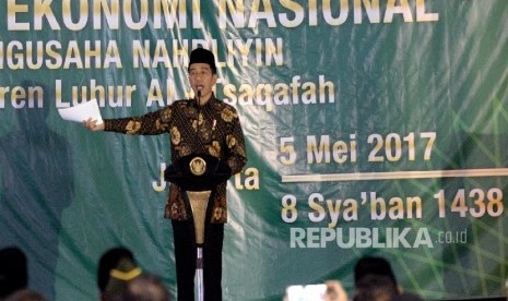 Presiden Joko Widodo memberikan arahan pada pembukaan Mukernas 1 Halaqoh Ekonomi Nasional Himpunan Pengusaha Nahdliyin 2017 di Ponpes Al Tsaqafah, Jakarta, Jumat (5/5).