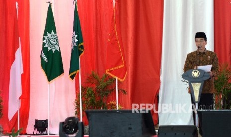 Presiden Joko Widodo memberikan arahan pada pembukaan Tanwir Muhammadiyah di Islamic Center Ambon, Maluku, Jumat (23/2).