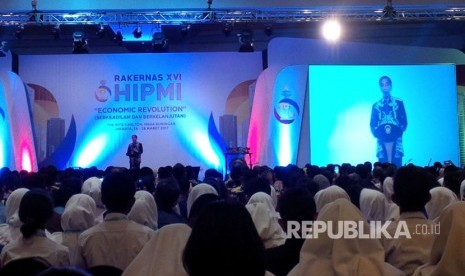 Presiden Joko Widodo memberikan arahan pada Rakernas HIPMI ke 16 dengan tema Economic Revolution di Hotel Ritz Carlton, Senin (27/3).