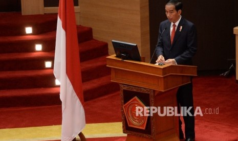 Presiden Joko Widodo memberikan arahan pada Rapat Pimpinan TNI di Mabes TNI, Cilangkap, Jakarta, Senin (16/1).