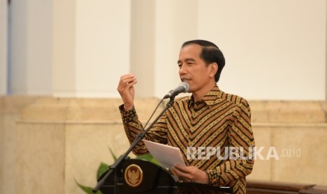 Presiden Joko Widodo memberikan arahan saat acara Pencanangan Sensus Ekonomi 2016 di Istana Negara, Jakarta, Selasa (26/4). (Republika / Wihdan)