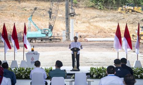 Presiden Joko Widodo memberikan arahan saat groundbreaking proyek hilirisasi batu bara menjadi Dimetil Eter (DME) di Kawasan Industri Tanjung Enim, Tanjung Lalang, Tanjung Agung, Muara Enim, Sumatera Selatan, Senin (24/1/2022). 