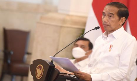 Presiden Joko Widodo memberikan arahan saat memimpin rapat kabinet paripurna di Istana Negara, Jakarta, Senin (20/6/2022). Rapat kabinet paripurna tersebut membahas antisipasi krisis pangan dan energi. 