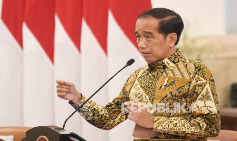 Presiden Joko Widodo memberikan arahan saat memimpin rapat terbatas (Ratas) di Istana Negara, Jakarta, Senin (29/11/2021). Ratas tersebut membahas evaluasi Pemberlakuan Pembatasan Kegiatan Masyarakat (PPKM) serta membahas varian baru COVID-19 Omicron dan kesiapan jelang libur Natal dan Tahun Baru. 