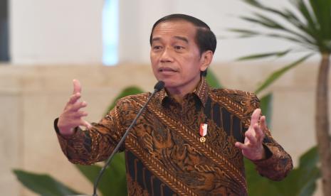 Presiden Joko Widodo memberikan arahan saat pembukaan Rapat Koordinasi Nasional (Rakornas) Pengendalian Inflasi tahun 2022 di Istana Negara, Jakarta, Kamis (18/8/2022). Dalam Rakornas tersebut Gubernur Bank Indonesia (BI) Perry Warjiyo memperkirakan inflasi bisa berisiko lebih tinggi dari batas atas sasaran 3 persen, plus minus 1 persen hingga akhir tahun yang disebabkan oleh masih tingginya harga pangan dan energi global, gangguan cuaca, serta kesenjangan pasokan antarwaktu dan antardaerah. 