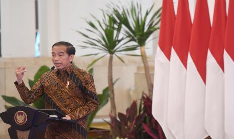 Presiden Joko Widodo memberikan arahan saat pembukaan Rapat Koordinasi Nasional (Rakornas) Pengendalian Inflasi tahun 2022 di Istana Negara, Jakarta, Kamis (18/8/2022). Dalam Rakornas tersebut Gubernur Bank Indonesia (BI) Perry Warjiyo memperkirakan inflasi bisa berisiko lebih tinggi dari batas atas sasaran 3 persen, plus minus 1 persen hingga akhir tahun yang disebabkan oleh masih tingginya harga pangan dan energi global, gangguan cuaca, serta kesenjangan pasokan antarwaktu dan antardaerah. 