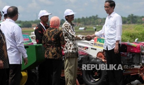  Presiden Joko Widodo memberikan bantuan traktor sawah kepada para petani saat peluncuran Program Sinergi Aksi untuk Ekonomi Rakyat di Desa Larangan, Kecamatan Larangan, Brebes, Jawa Tengah, Senin, (11/4).  (Republika/Agung Supriyanto)