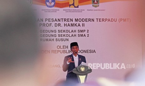 Presiden Joko Widodo memberikan kata sambutan saat meresmikan gedung Pondok Pesantren Modern Terpadu (PMT), Buya Hamka, Padang, Sumatera Barat, Senin (21/5). 