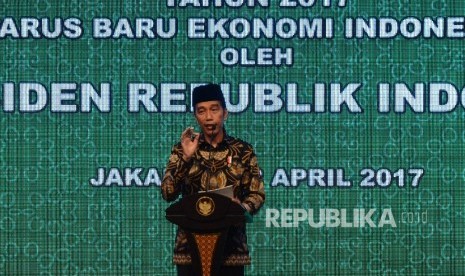 Presiden Joko Widodo memberikan kata sambutan sekaligus arahan sebelum membuka Kongres Ekonomi Umat 2017 di Jakarta, Sabtu (22/4)