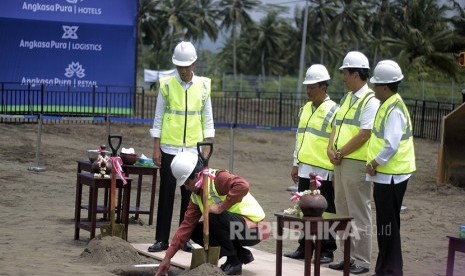 Gubernur DIY SRI SULTAN HB X meletakan batu pertama pembangunan New Yogyakarta Internasional Airport (NYIA) di Temon, Kulonprogo, DI Yogyakarta, Jumat (27/1). 