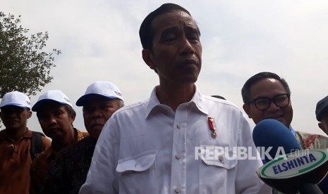 Presiden Joko Widodo memberikan keterangan pers pada peresmian revitalisasi tambak udang di Kabupaten Bekasi, Rabu (1/11). 